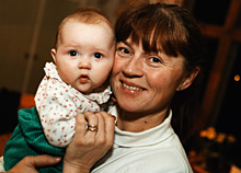 Annichen Kringstad med nyfödda Åse. Sedan tidigare har hon barnen Hanna och Moa. - kringstad